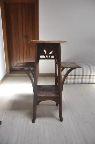 móvel auxiliar/etagère de madeira entalhada