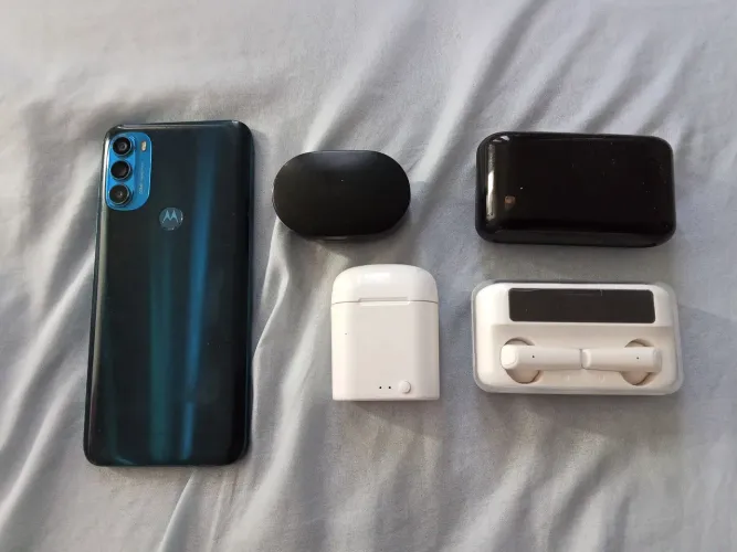 Lote de eletrônicos com defeito/sucata - 4 fones bluetooth + celular (para retirar peças)