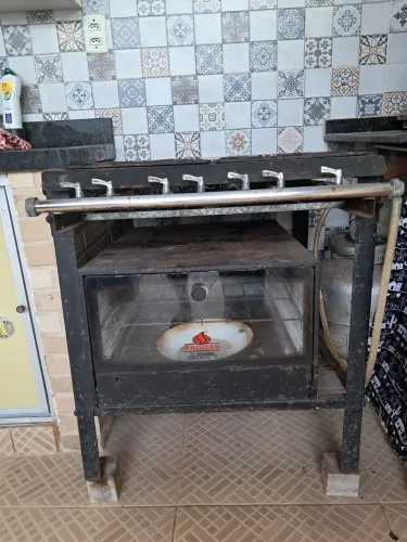 Fogão industrial de 4 bocas com forno à gás!