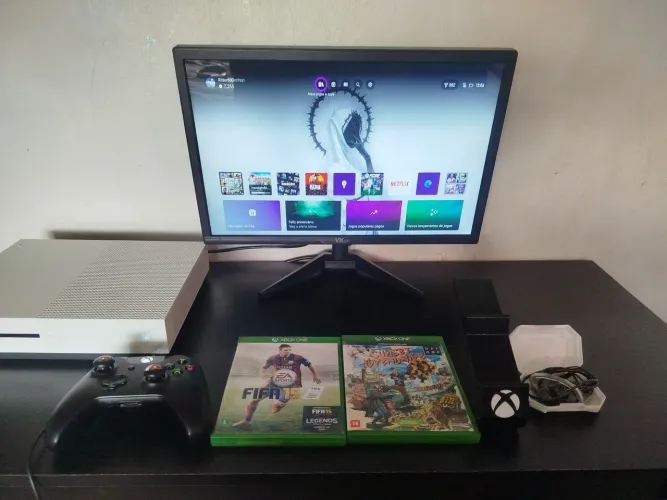 Xbox one s usado 750 GB com 10 jogo mais acessórios e controle