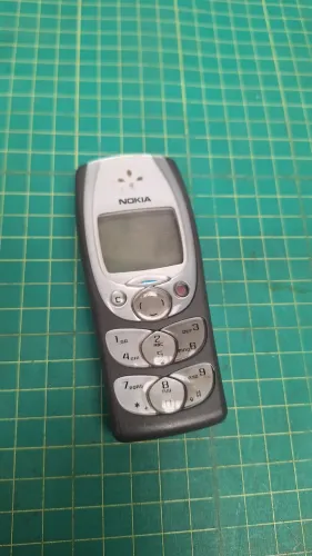 Celular antigo Nokia 2300 para coleção