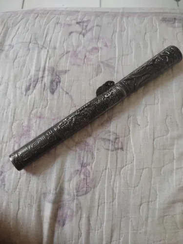Adaga com detalhes em relevo