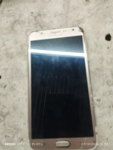 Vendo celular J7 pra ajeitar ou retirada de peças  50 reais pra vender logo 