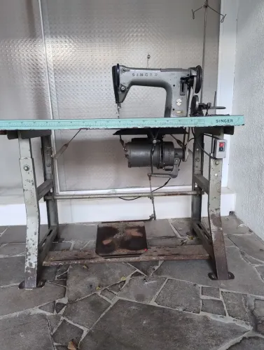 Máquina de costura reta industrial Singer