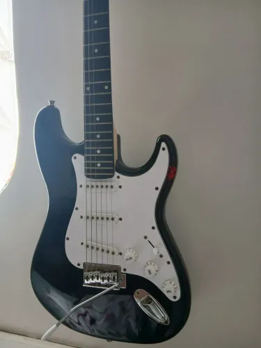 Guitarra Elétrica Guiannini Stratocaster Preta + acessórios + Case