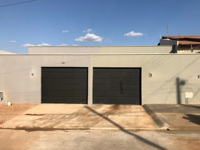2 casas sendo cada uma 3 quartos e 1 suíte