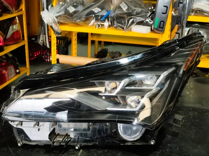 Farol esquerdo Lexus NX200 NX300
