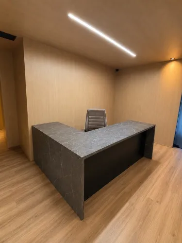 Mesa de escritório em L