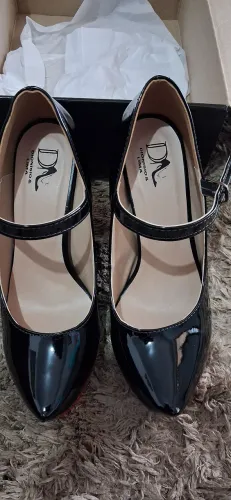 Sapato verniz preto com solado vermelho 