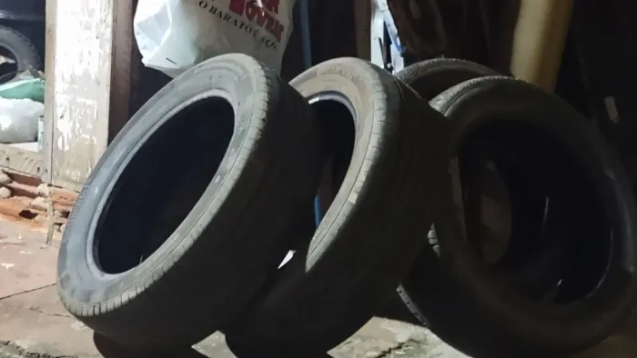 Vende-se 4 pneus aro 215/45/18