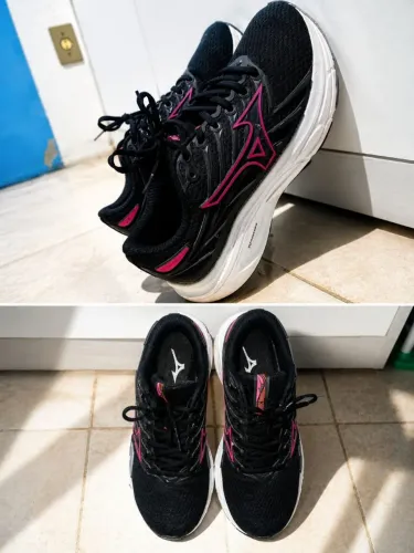 Mizuno Space na versão preto/rosa,