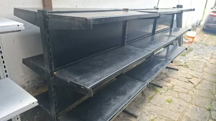 Gôndola central. Medidas: 90cm de comprimento. 30cm de fundo e 1,26m de altura.