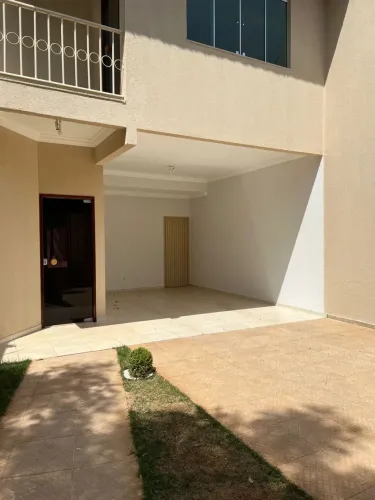 Sobrado com 4 quartos, frente a praça na J 30, ao lado do Mercadinho do Jaó, Setor Jaó