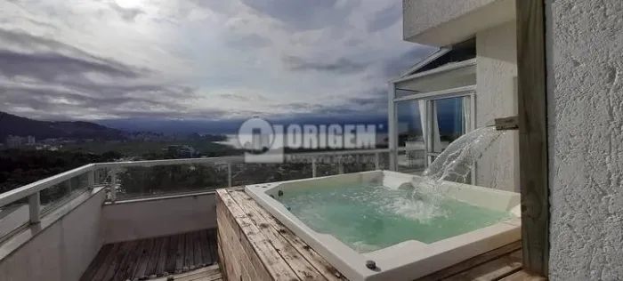 Belíssima cobertura em Florianópolis em apenas um pavimento e vista de 180º da baía e da m