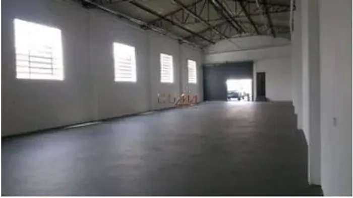 Galpão com area livre de 150m² vagas de carro na frente