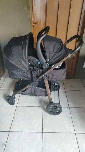 Vendo carrinho de bebê com bb conforto. Kit completo