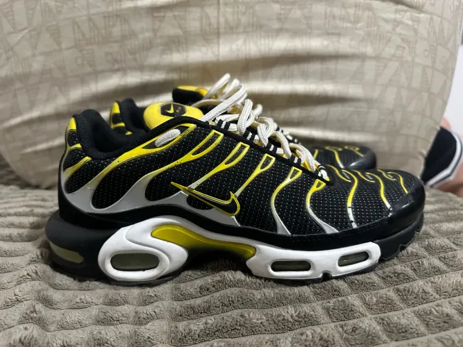 Air Max Tn Plus Preto e Amarelo N°40