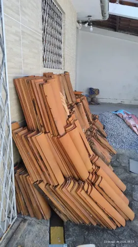 Doação de telhas e madeiras