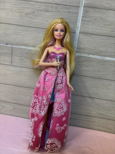 Boneca Barbie Tori da linha "A Princesa e a Pop Star?