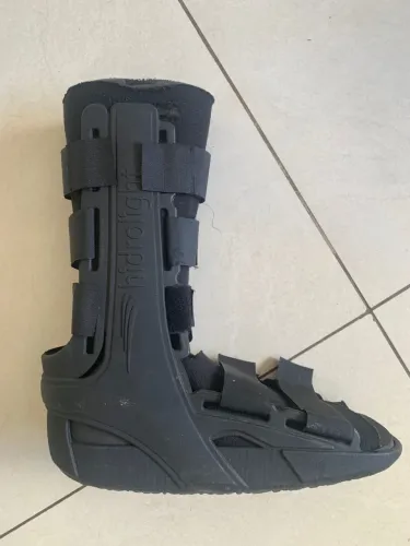 Bota ortopédica. R$ 100,00
