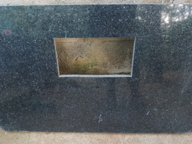 Pedra de granito com abertura de pia