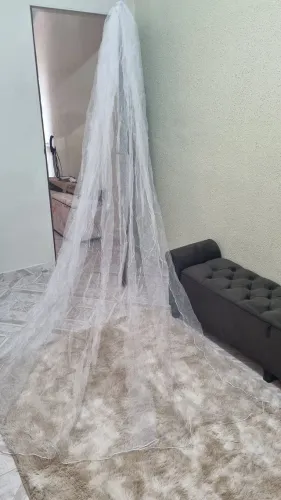 Véu de tule francês com acabamento fino