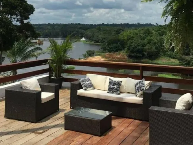 Sofá de 3 Lugares, 2 Poltronas e Mesa de Centro