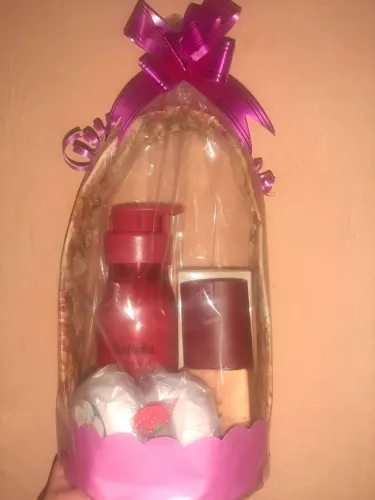 KIT NA CESTINHA COM PRODUTOS NATURA 