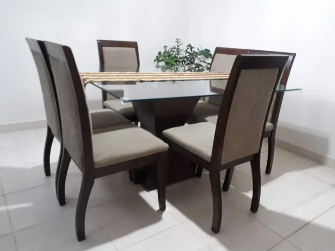 Mesa de Jantar em Madeira com Tampo de Vidro (oportunidade)