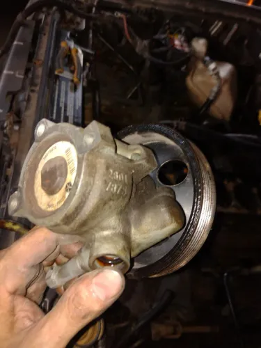 Bomba direção hidráulica Cherokee Laredo 98 6 cilindros em linha