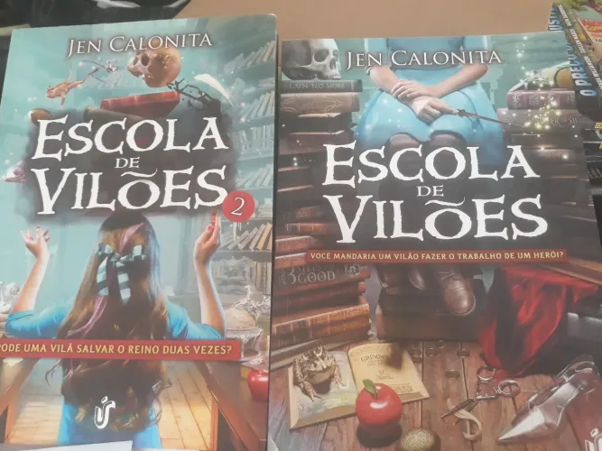 Livro ESCOLA DE VILÕES VOLUMES 1 e 2 - IMPECÁVEL!!!