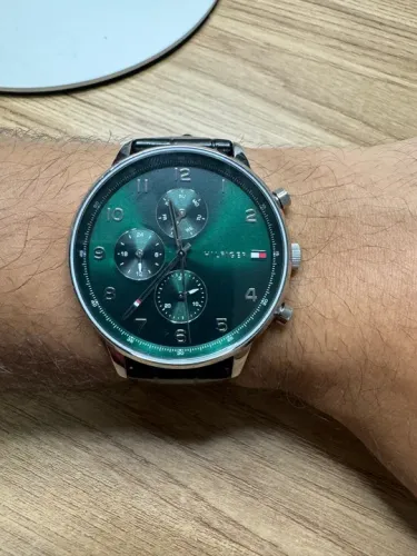 Relógio Masculino Tommy Hilfiger Analógico com visor verde e pulseira de couro preta