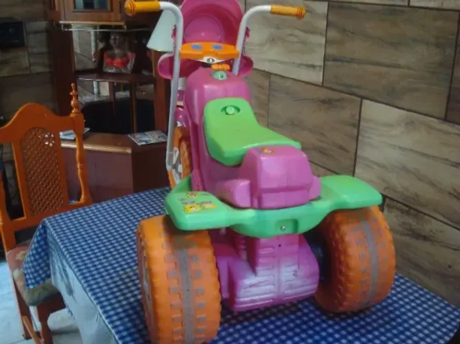 Moto elétrica Bandeirantes de menina