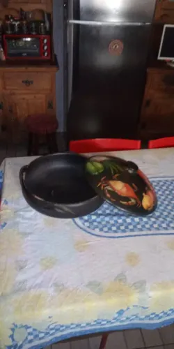 Linda panela de barro decorada à mão