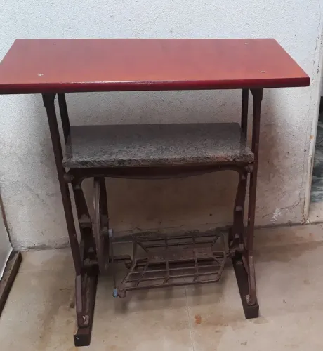 Mesa de Máquina de Costura Antiga