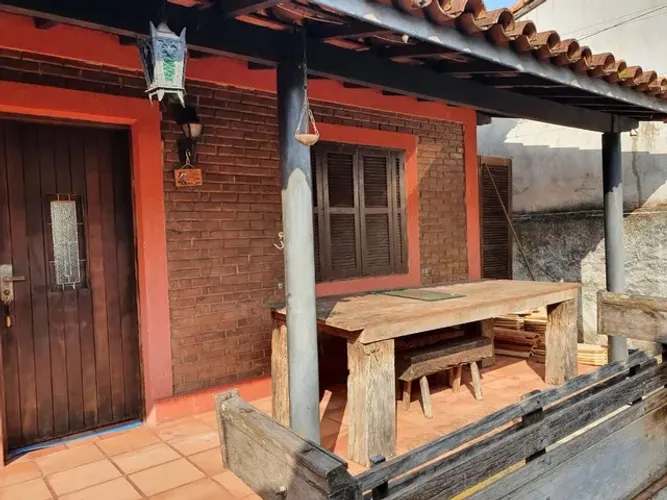 Encantadora casa com amplo terreno e espaço para 10 carros - Oportunidade única em Santa B