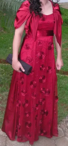 Vestido longo vinho de festa com detalhes florais