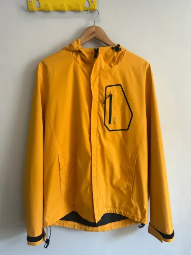 Jaqueta Aramis impermeável amarela