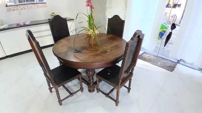 Mesa de Jantar Redonda de Madeira com 4 Cadeiras