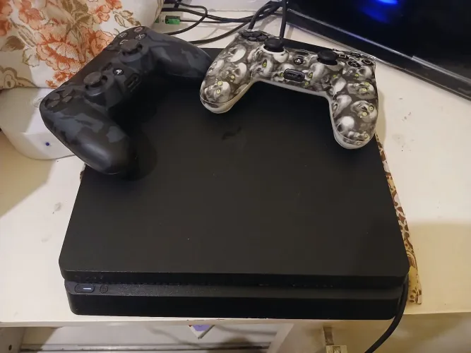 PS4 Slim 1tb + 2 controles