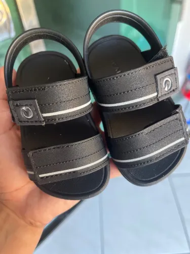 Sandálias infantis pretas com detalhes 17/18
