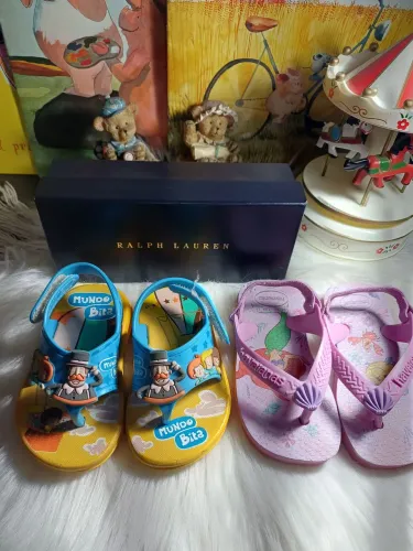 2 chinelos de bebê menina Mundo Bita e Havaianas,  tam.17/18 e 19