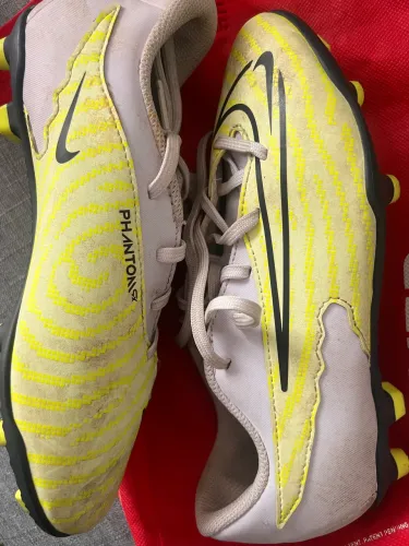 Chuteira Nike Phantom tamanho 34