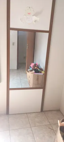 ESPELHO DE MADEIRA EM PÉ