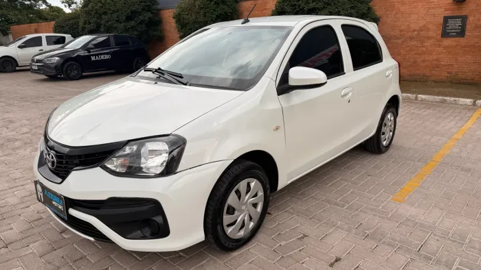 Etios 1.3 2020 completo com mídia câmera de ré  . Novo. 
