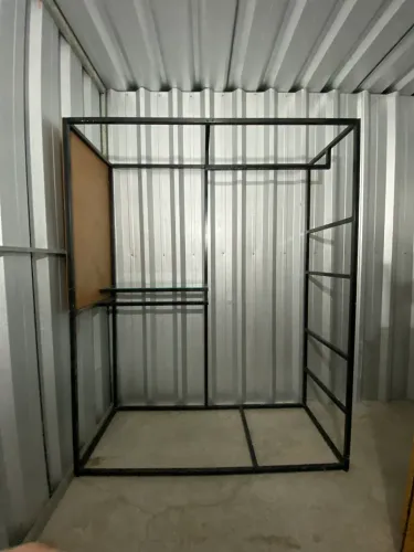 Expositor em Metalon com Painel e Prateleira de Vidro (Desmontável)