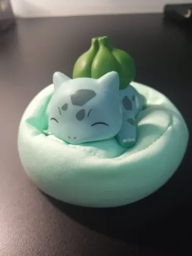 Boneco Pokémon Bulbasauro dormindo