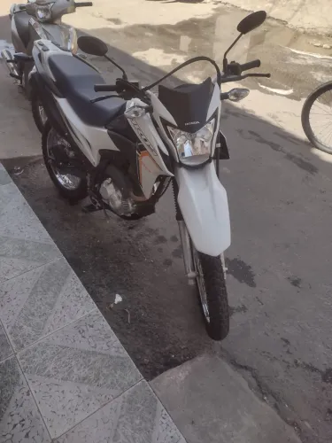 Vendo uma Bros semi nova emplacada 