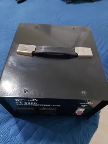 Transformador bidirecional 110V/220V de 2000 Watts modelo ST2000