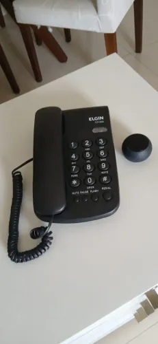 Telefone fixo Elgin com design moderno e teclas grandes para fácil discagem.